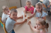 4 Dzieci czestuja sie lodami.