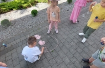 1 Dzieci rysuja kreda na chodniku.