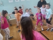 Dzieci z grupy wiewioreczki tancza.