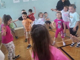 Dzieci z grupy wiewioreczki tancza.