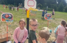 Dzieci z grupy Wiewioreczki podczas zabaw ruchowych na swiezym powietrzu.