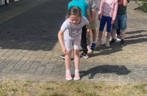 Dzieci z grupy Wiewioreczki podczas zabawy rzut do celu.