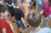 Dzieci tancza przy akompaniamenie swoich ulubionych  piosenek.