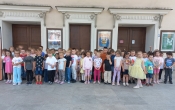 Przedszkolaki przed teatrem.