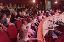 Przedszkolaki na balkonie.
