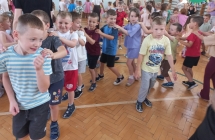 Dzieci z gr. IX podczas zabawy w pociag.