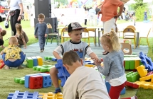 Dzieci bawia sie duzymi klockami.