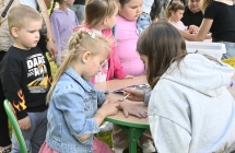 Dzieci podczas wykonywania tatuazy