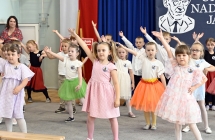 Dzieci tancza przed publicznoscia.