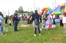 Puszczanie baniek mydlanych.