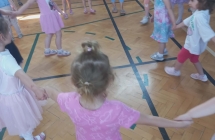 Grupa Jezyki taniec w kole