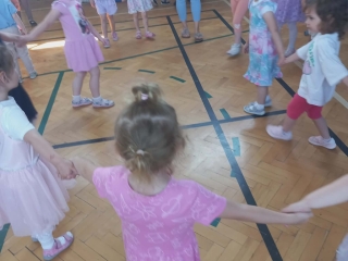 Grupa Jezyki taniec w kole