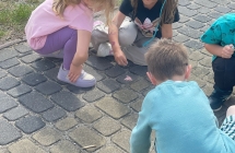 dzieci rysuja kreda