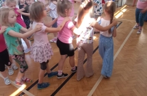 Dzieci tancza na dyskotece