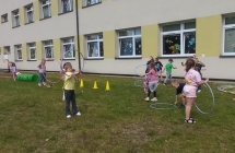 Dzieci przechodza przez tor przedszkod