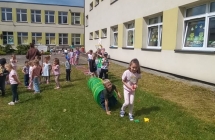 Dzieci uczestnicza w konkurencjach sportowych