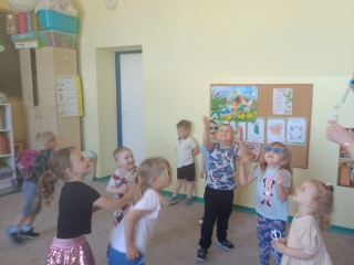 Dzieci podczas dyskoteki - grupa X