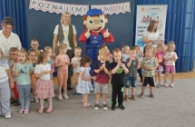 Grupa Jezyki pozuja wspolnie do zdjecia ze Stefanem Zawodowcem wraz z opiekunkami