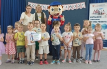 Grupa Myszki pozuje wspolnie do zdjecia ze Stefanem Zawodowcem