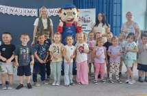 Grupa Kotki pozuja wspolnie do zdjecia ze Stefanem Zawodowcem wraz z opiekunkami