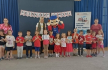 Grupa wiewioreczki pozuje wspolnie do zdjecia ze Stefanem Zawodowcem