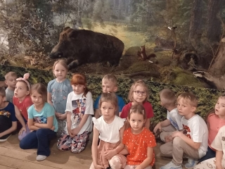 Dzieci wogladaja sztuczne zwierzeta