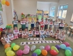 Zdjecie grupowe z pracami plastycznymi