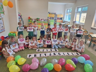 Zdjecie grupowe z pracami plastycznymi