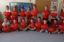 Dzieci z grupy IX z czerwonymi balonami.