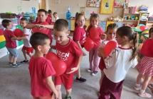 Taniec dzieci w parach z balonami.