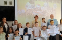 Wyrozniony chlopiec wsrod lauraeatow konkursu - zdjecie grupowe.