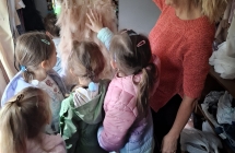 Dzieci z grupy Wiewioreczki ogladaja piekne suknie.
