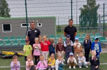 4 Grupowe zdjecie dzieci z medalami za udzial w olimpiadzie.