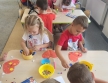 Dzieci z grupy Wiewioreczki wykonuja prace plastyczna Kwiat Przyjazni.