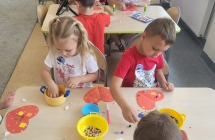 Dzieci z grupy Wiewioreczki wykonuja prace plastyczna Kwiat Przyjazni.