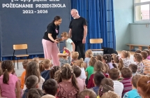 Dziewczynka sprawdza z bliska jak zbudowane ss skrzypce.