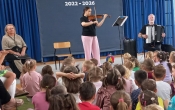 Muzycy podczas gry na instrumentach.