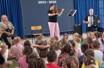 Muzycy podczas gry na instrumentach.