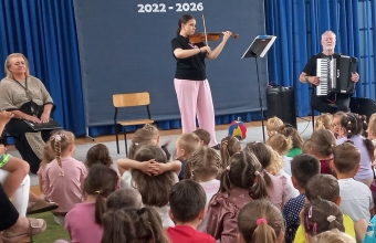 Muzycy podczas gry na instrumentach.