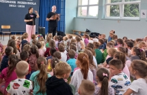 Muzycy prezentuja przedszkolakom budowe skrzypiec.
