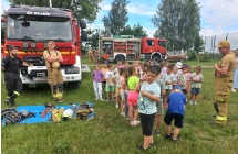 Dzieci podczas ogladania sprzetu strazackiego.