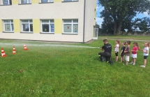 Dzieci leja wode wezem strazackim