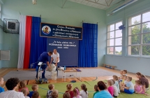 Dzieci podczas warsztatow z cieglego azotu