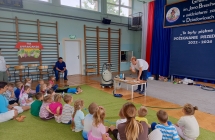 Dzieci podczas warsztatow z cieglego azotu 1