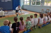 Instruktor prezentuje szesciolatkom zmrozona roze.