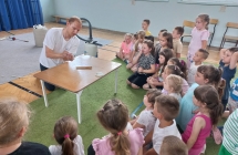 Dzieci obserwuja doswiadczenia.