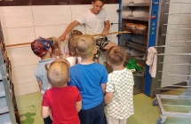 Dzieci podczas zwiedzania piekarni - gryupa X