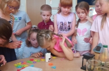 Ogladanie przyrody pod mikroskopami