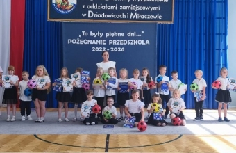 Zdjecie z nagrodami i dyplomami
