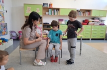 Pani doktor mierzy ch+eopcu ci+Tnienie.
